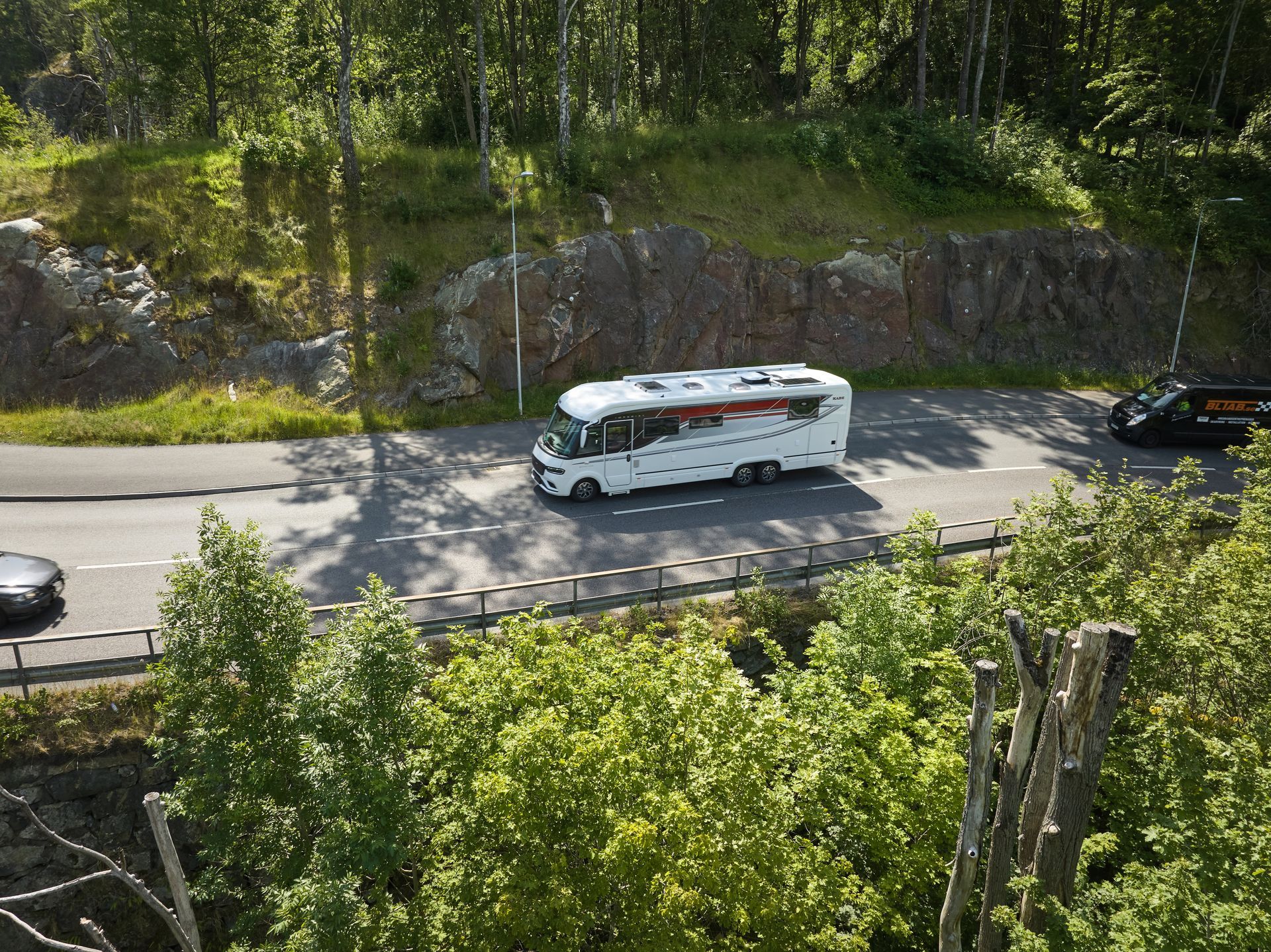 kabe 2026: nya imperial 930 lqb husbil mercedes kör på slingrande väg