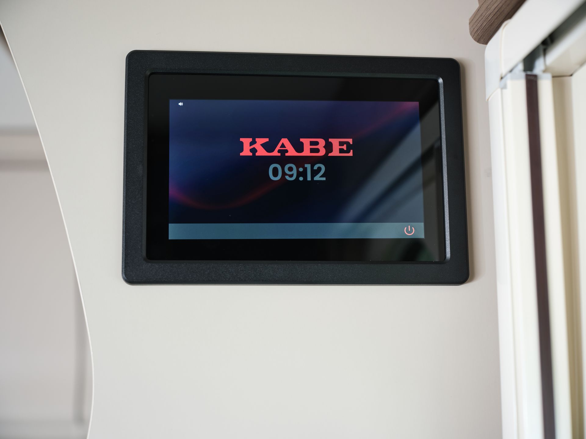 kabe 2026: ny kontrollpanel smart-d 2.0 (start med klocka och logo)