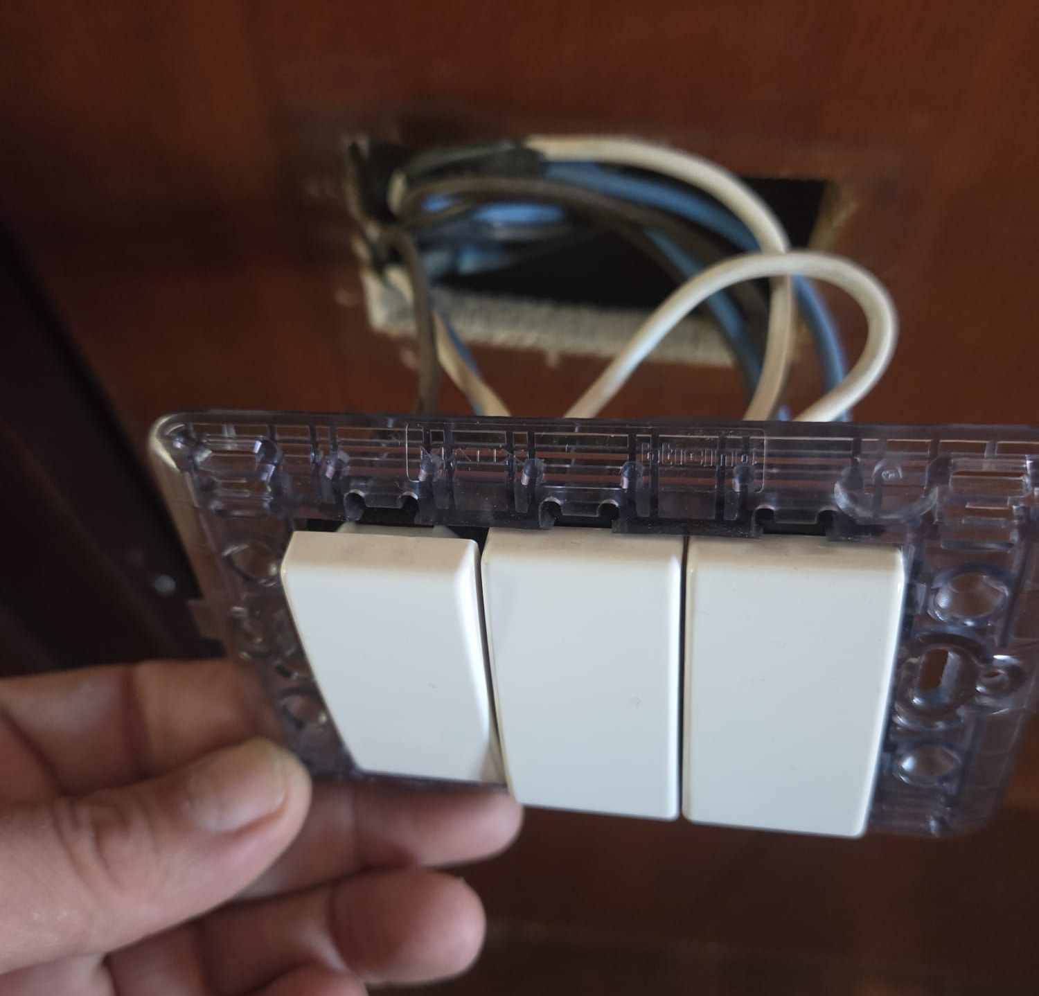 Prova manuale del cablaggio elettrico con un multimetro in una scatola di derivazione.