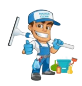 Addetto alle pulizie sorridente in tuta blu, pollice alzato, con in mano un tergivetro, secchio e materiali.
