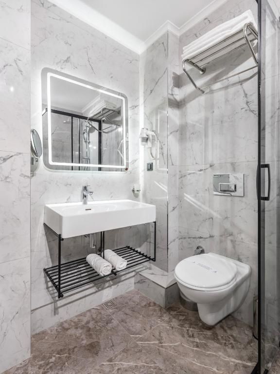 Bristol Hotel, Deluxe Twin Room bath