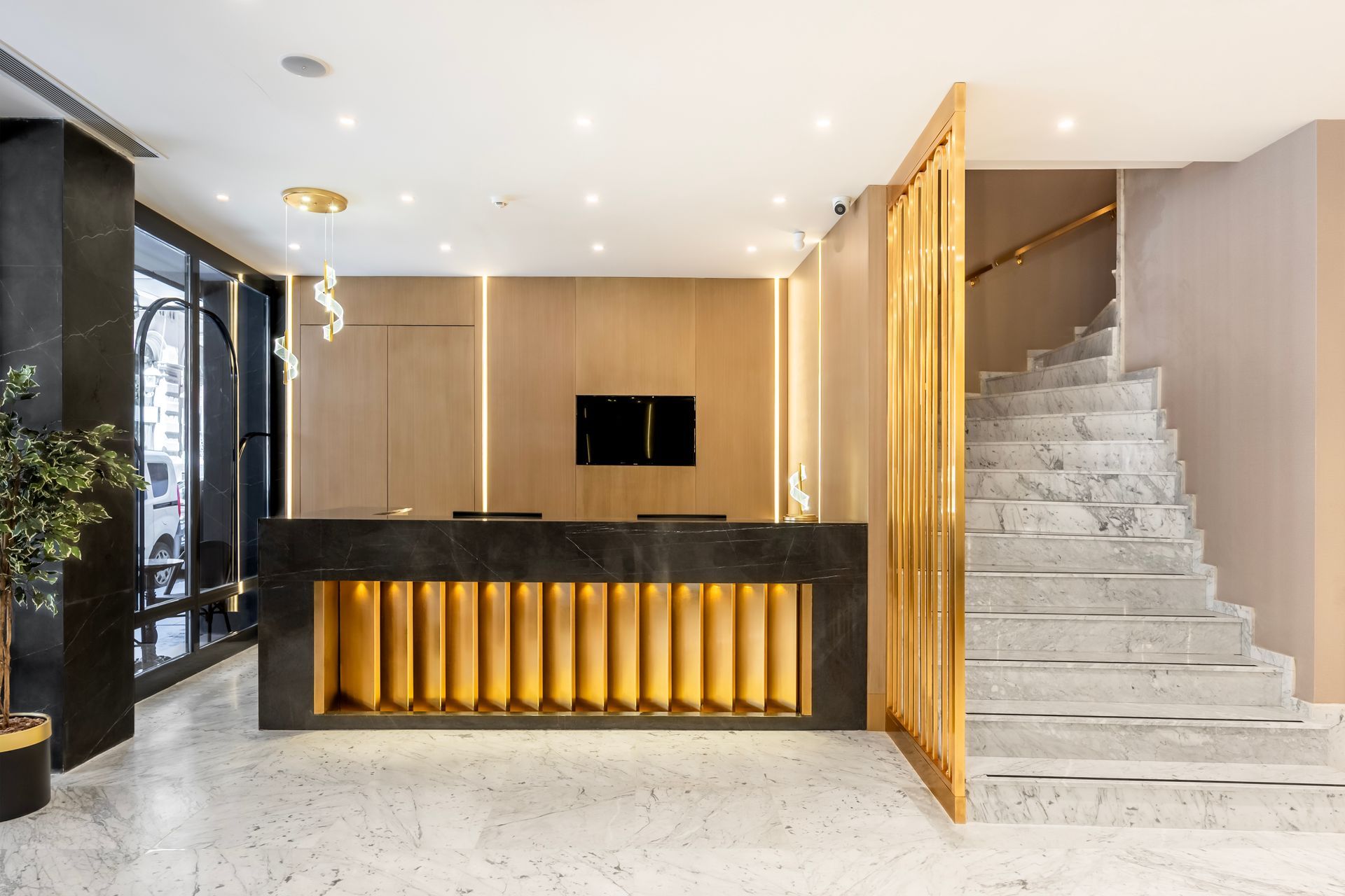 Bristol Hotel, Lobby