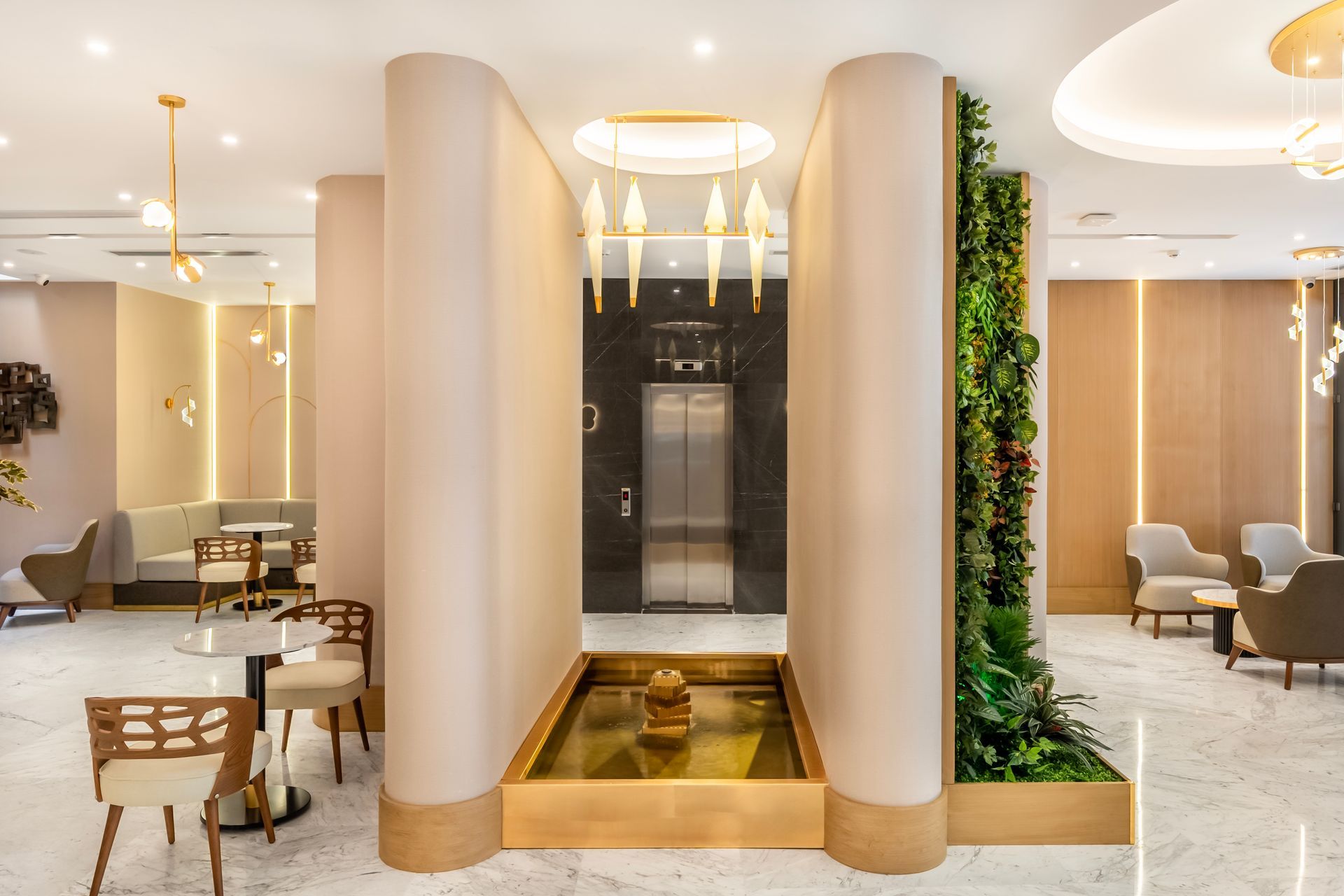 Bristol Hotel, Lobby