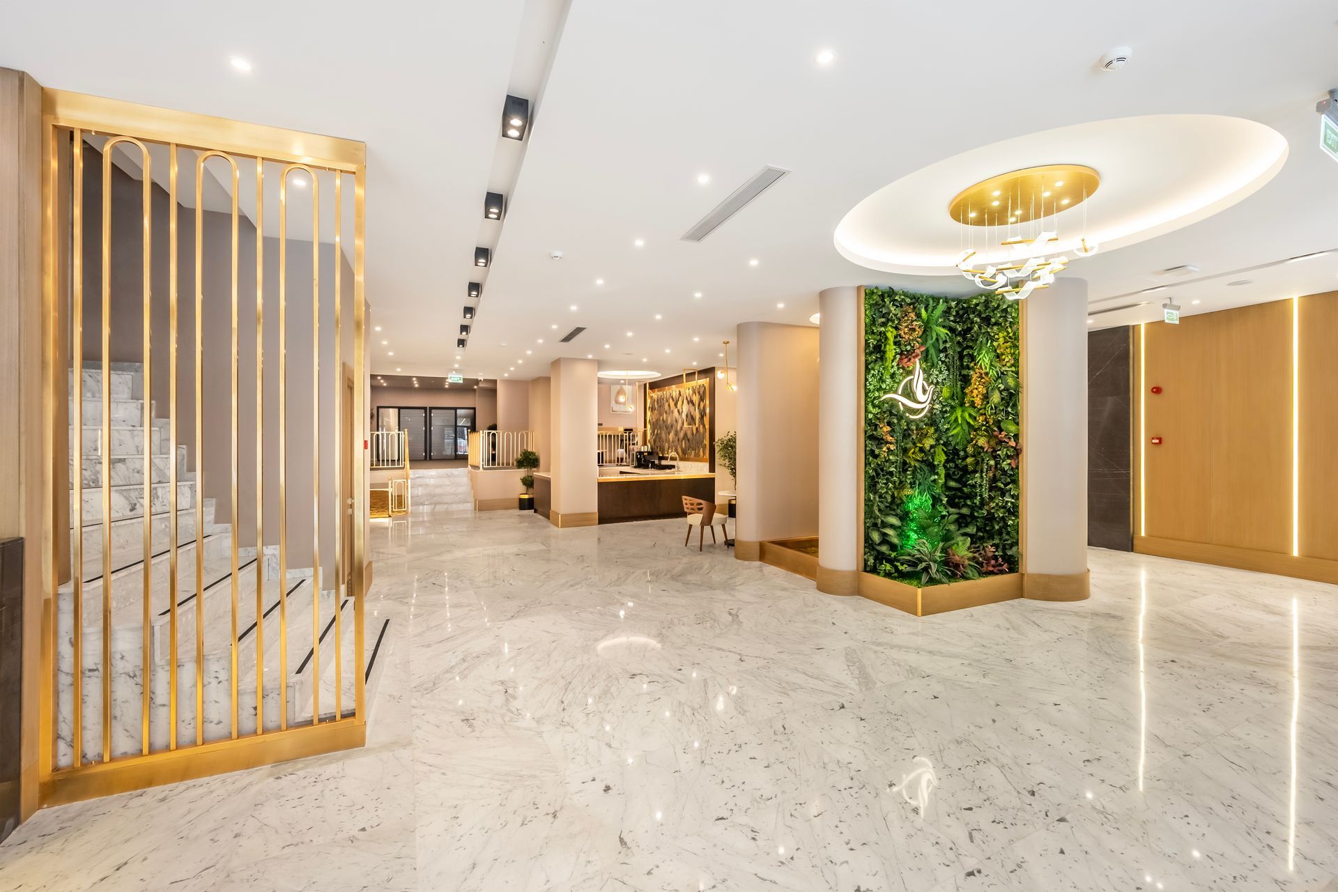 Bristol Hotel, Lobby
