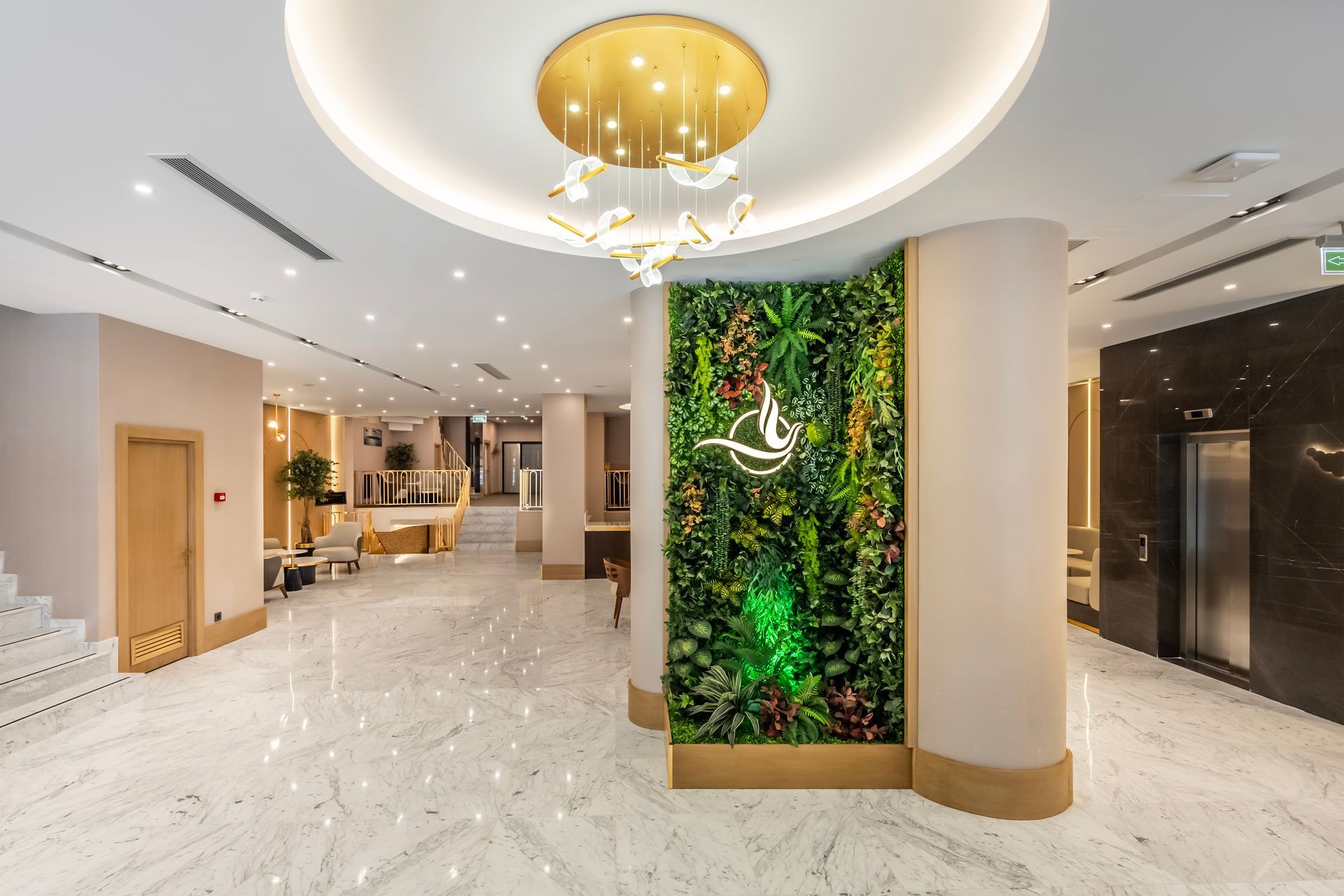 Bristol Hotel, Lobby