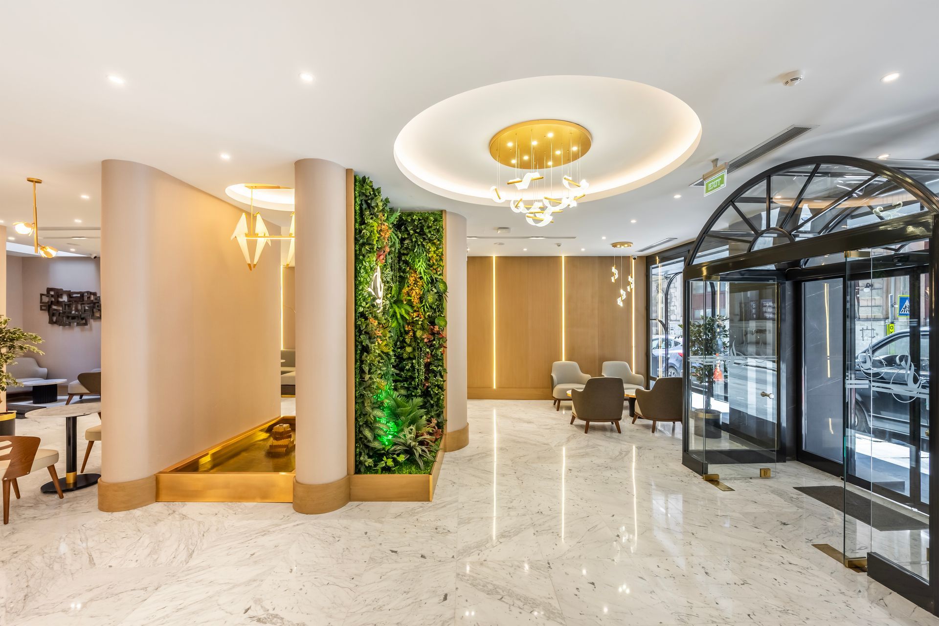 Bristol Hotel, Lobi