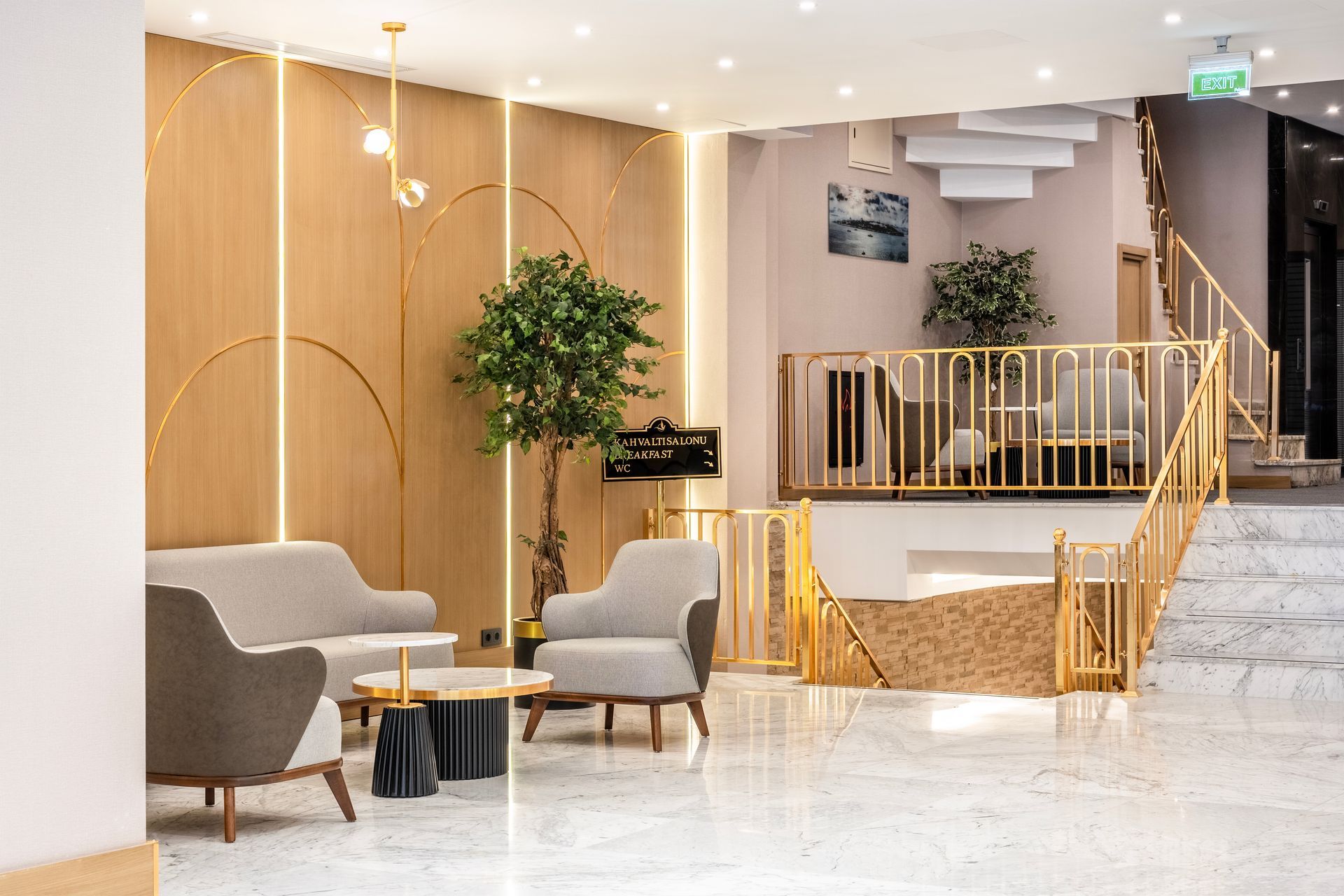 Bristol Hotel, Lobby