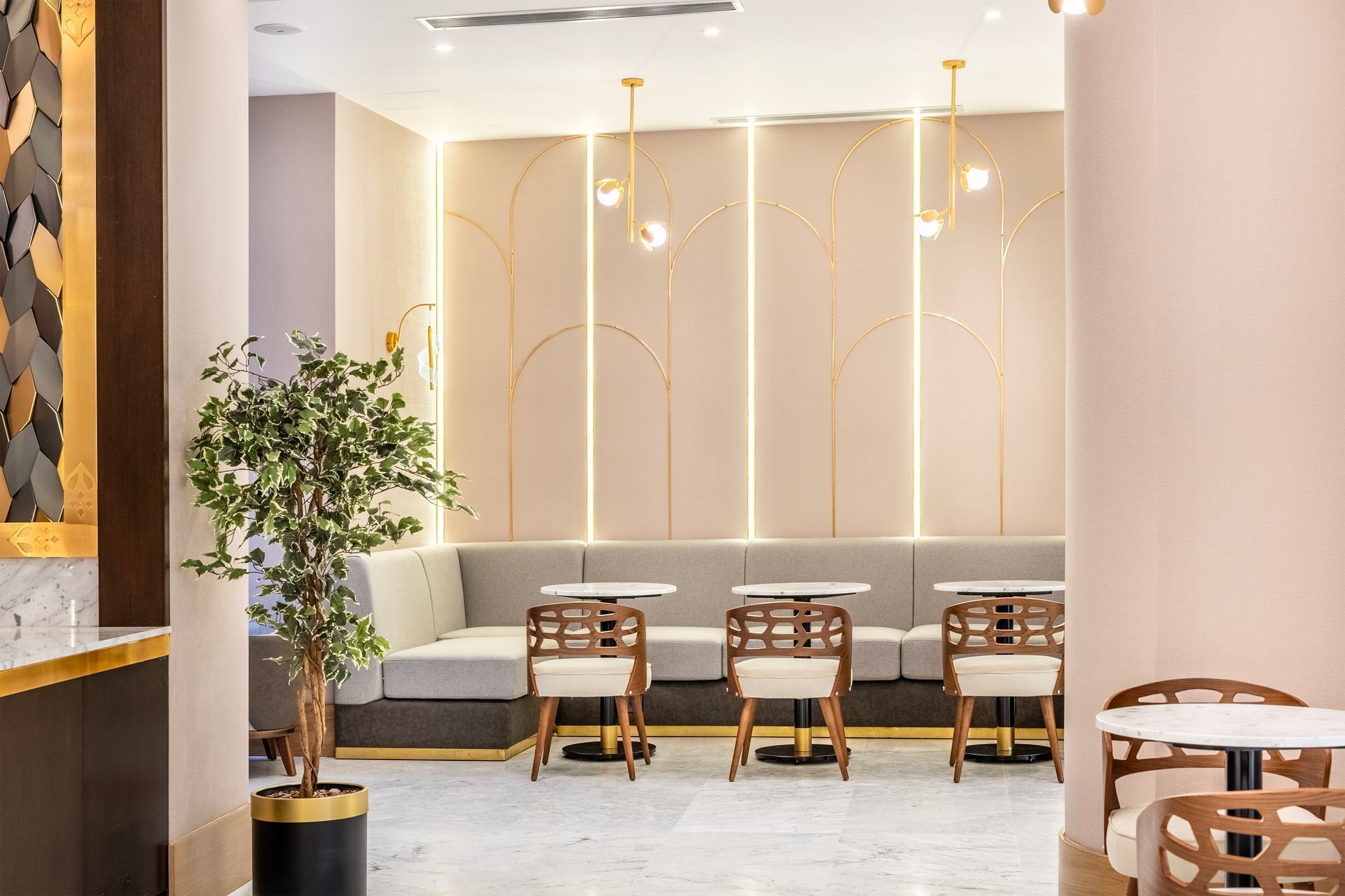 Bristol Hotel, Lobby