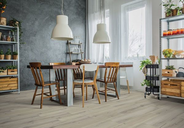 Borðstofa með borði og stólum og gráum vegg.