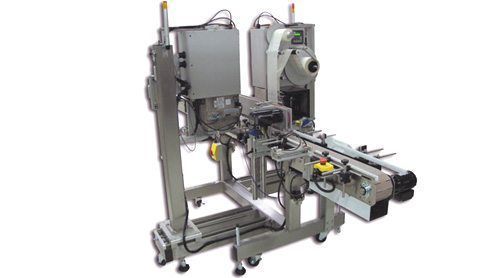 An industrial labeling machine with two label applicators and a conveyor belt system on a metal frame.