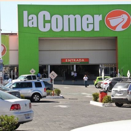 a la comer store with cars parked in front of it