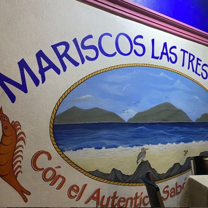 a sign that says mariscos las tres on it