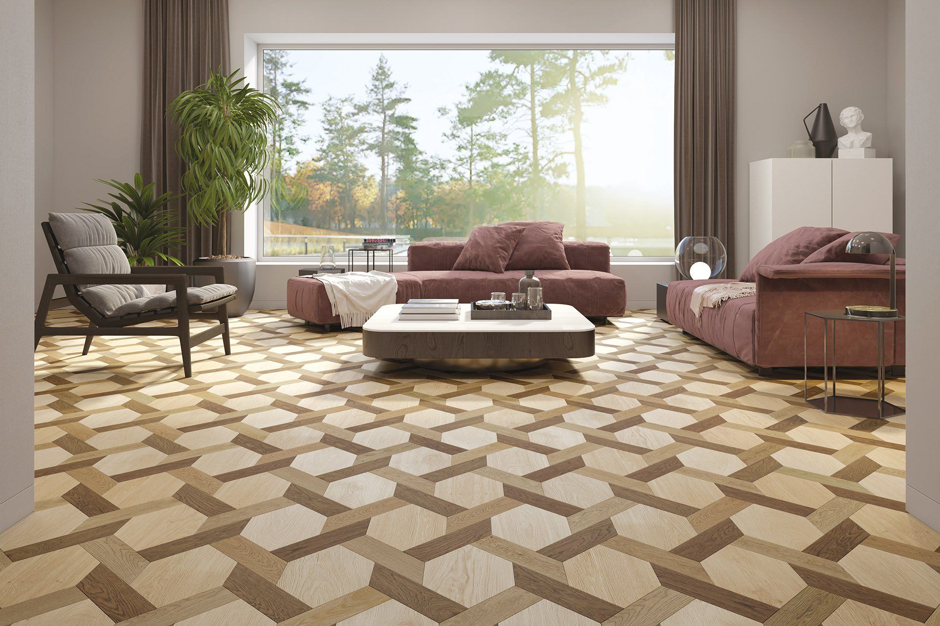 Soggiorno con pavimento in legno decorato, divani, poltrona, ampia finestra con vista sugli alberi.