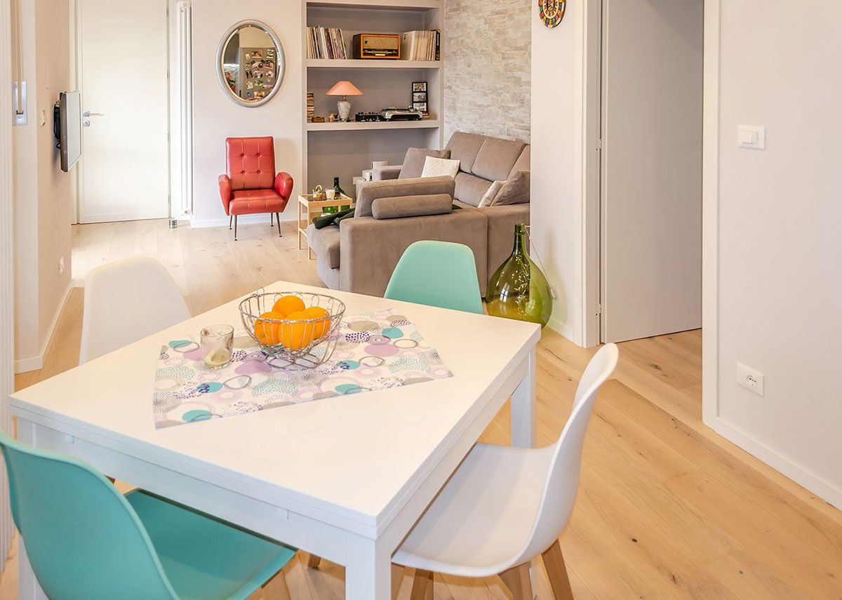 arredamento con parquet bianco