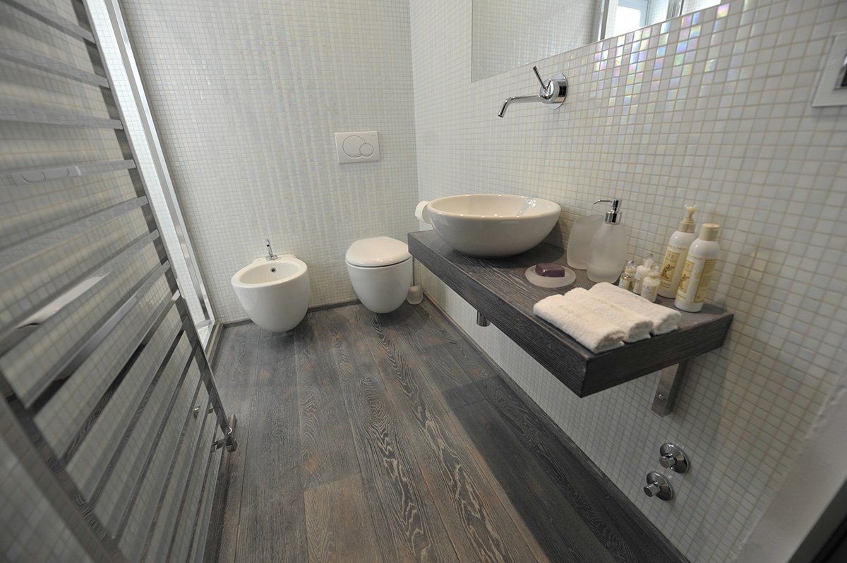 bagno con parquet e mosaico