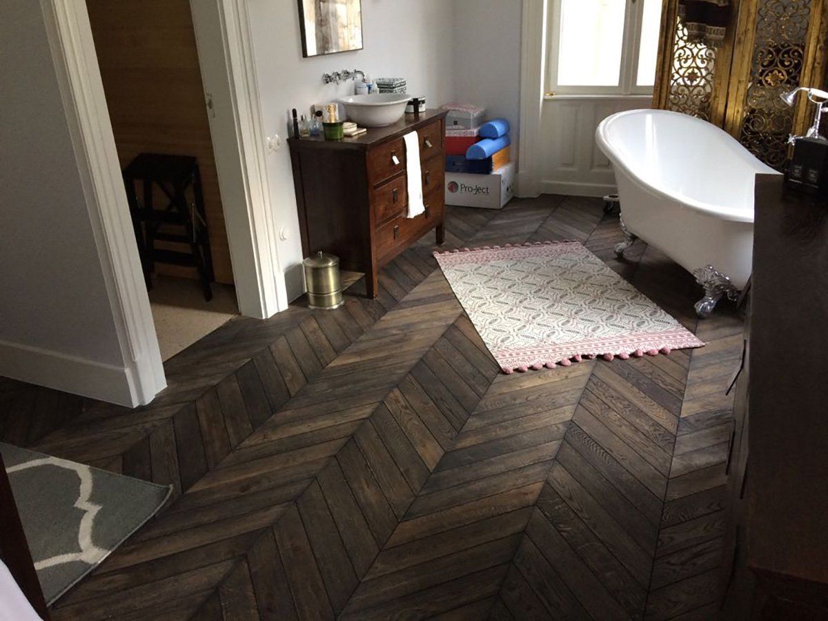 bagno con parquet scuro