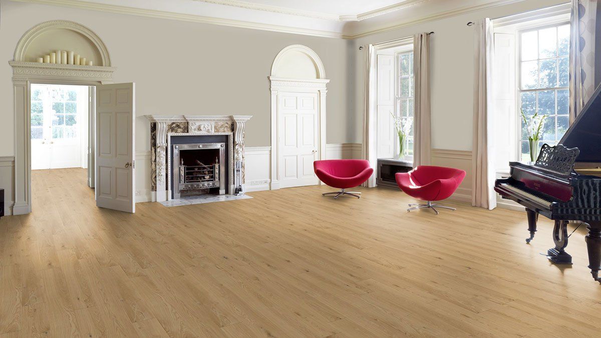 casa con parquet e porte bianche