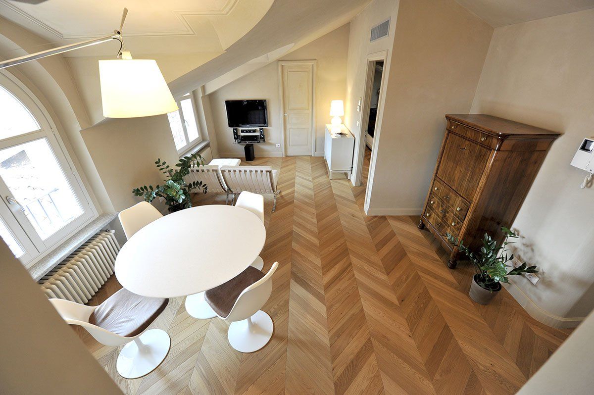 parquet e porte bianche