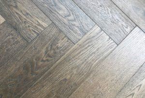pulire il parquet rovinato