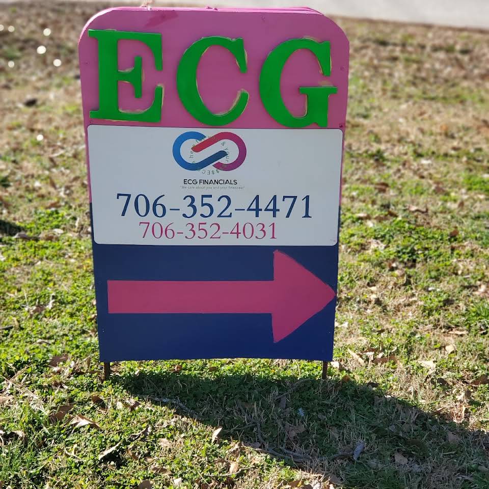 A sign that says ecg with a pink arrow pointing to the right
