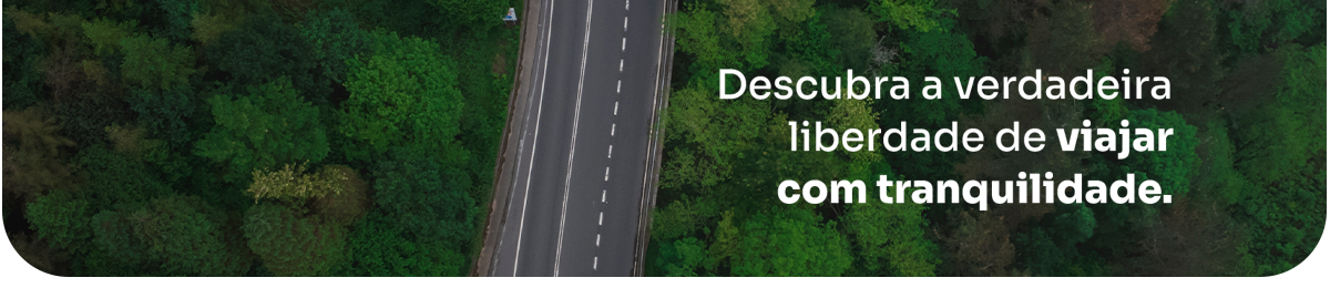 An aerial view of a road with the words descubra a verdadeira liberdade de viajar com tranquilidade