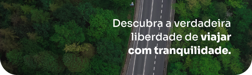 An aerial view of a road with the words descubra a verdadeira liberdade de viajar com tranquilidade