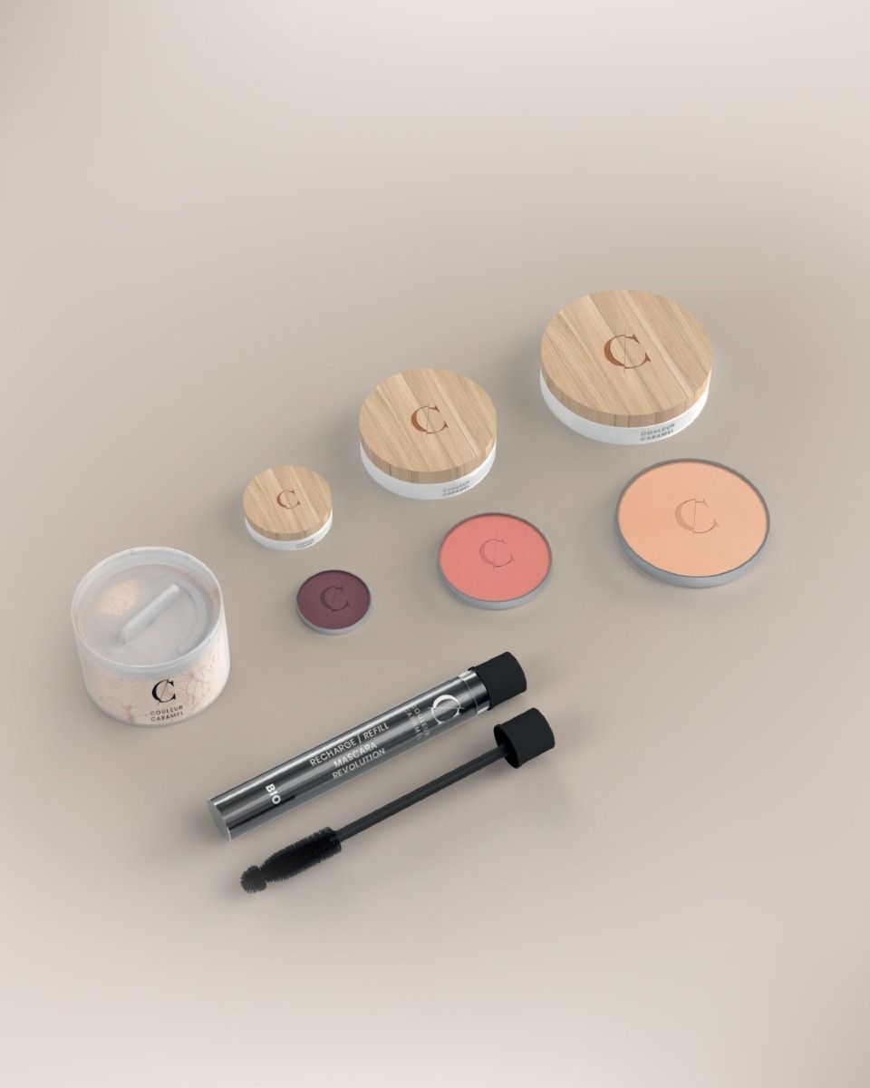 Une variété de maquillage, y compris des ombres à paupières et du mascara