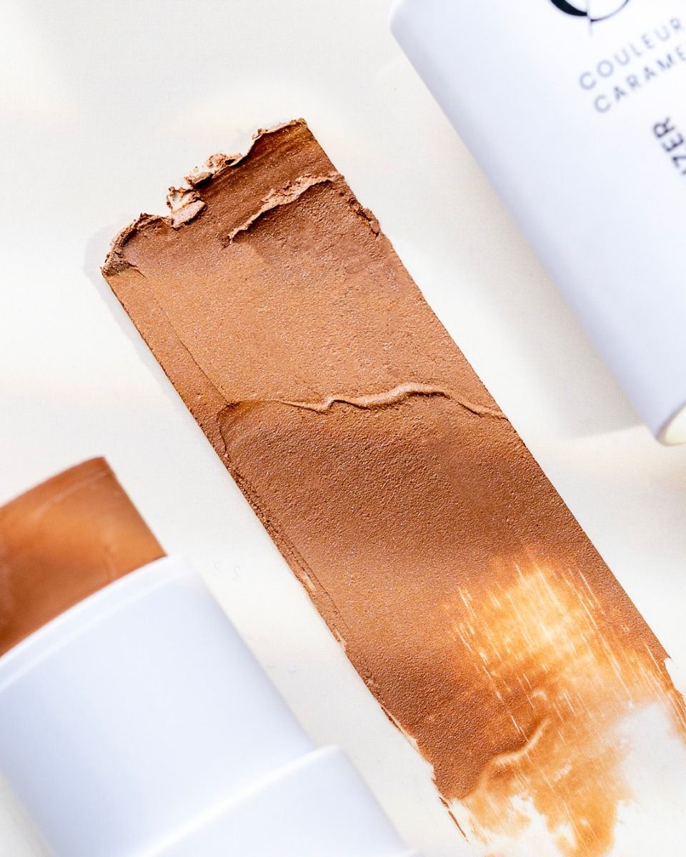 Un gros plan d'un tube de couleur caramel