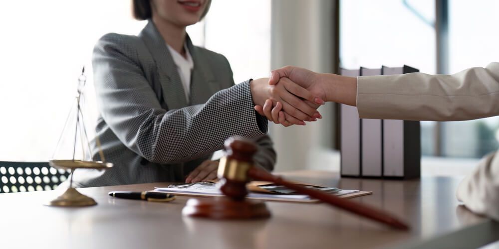 why do lawyers want to settle out of court