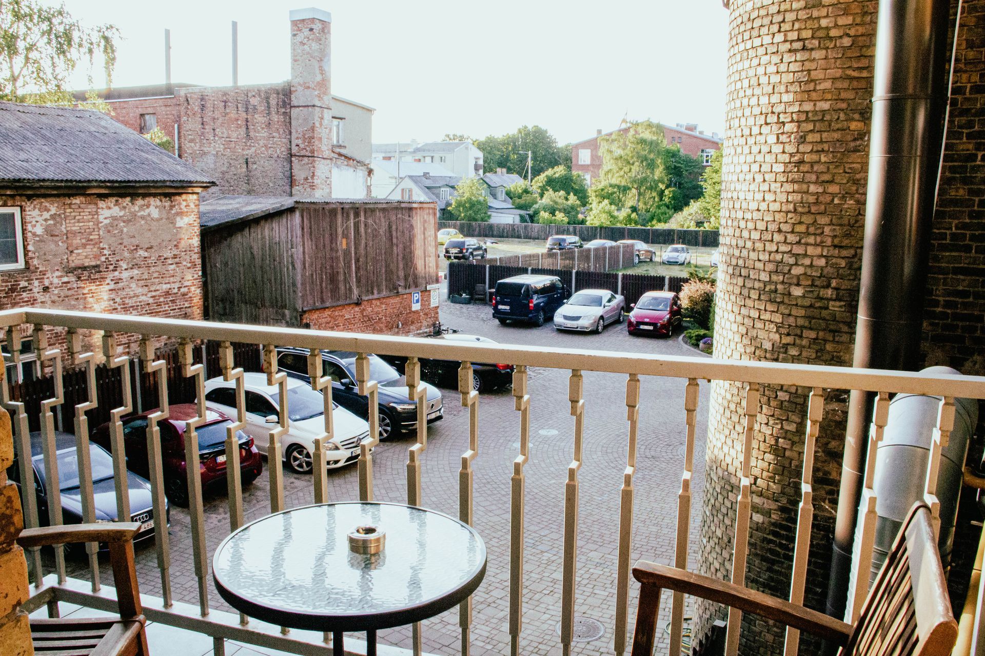 Viesnīcas sēta, parkings