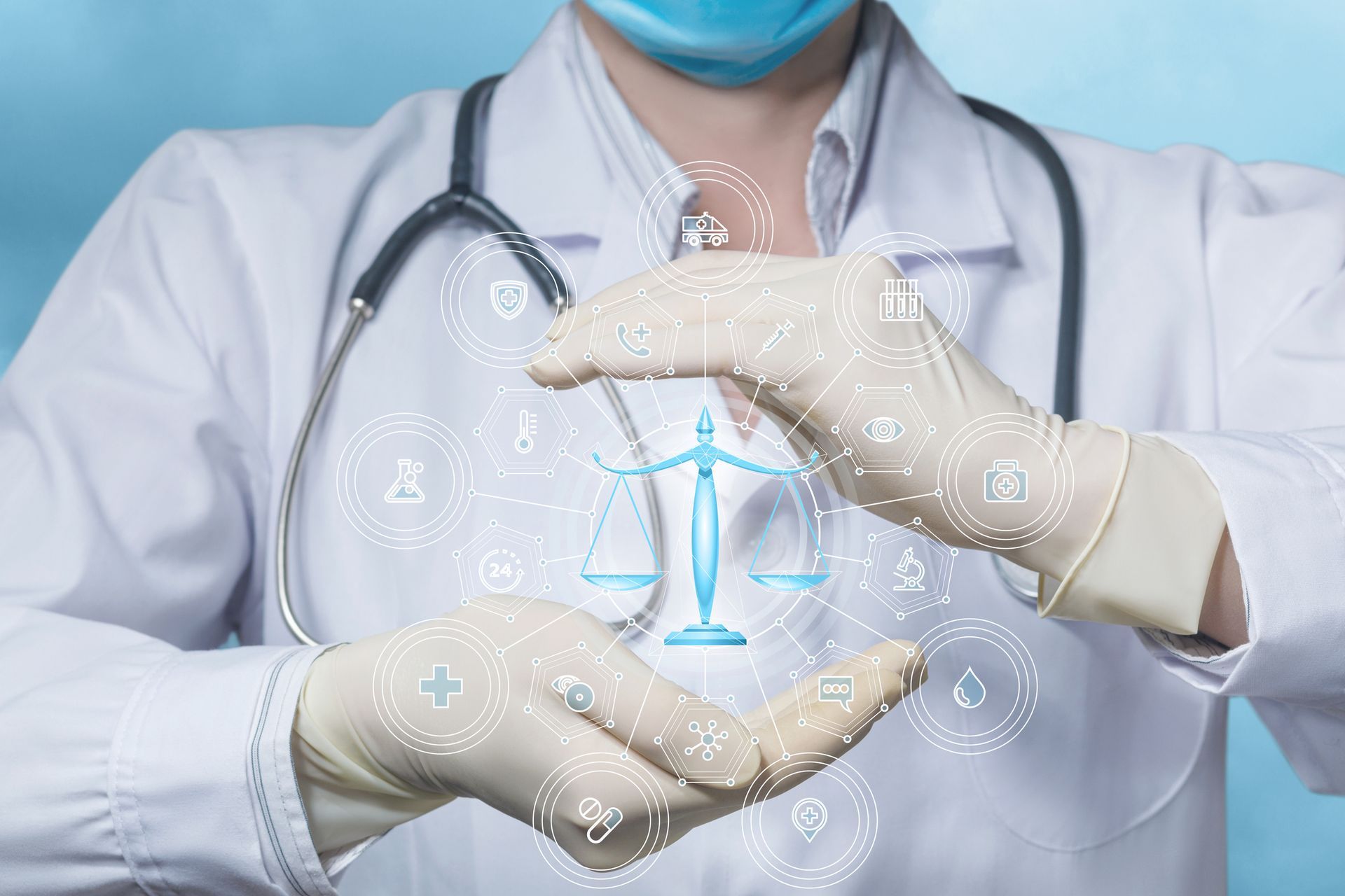 Un médico con mascarilla y guantes sostiene en sus manos una balanza de la justicia.