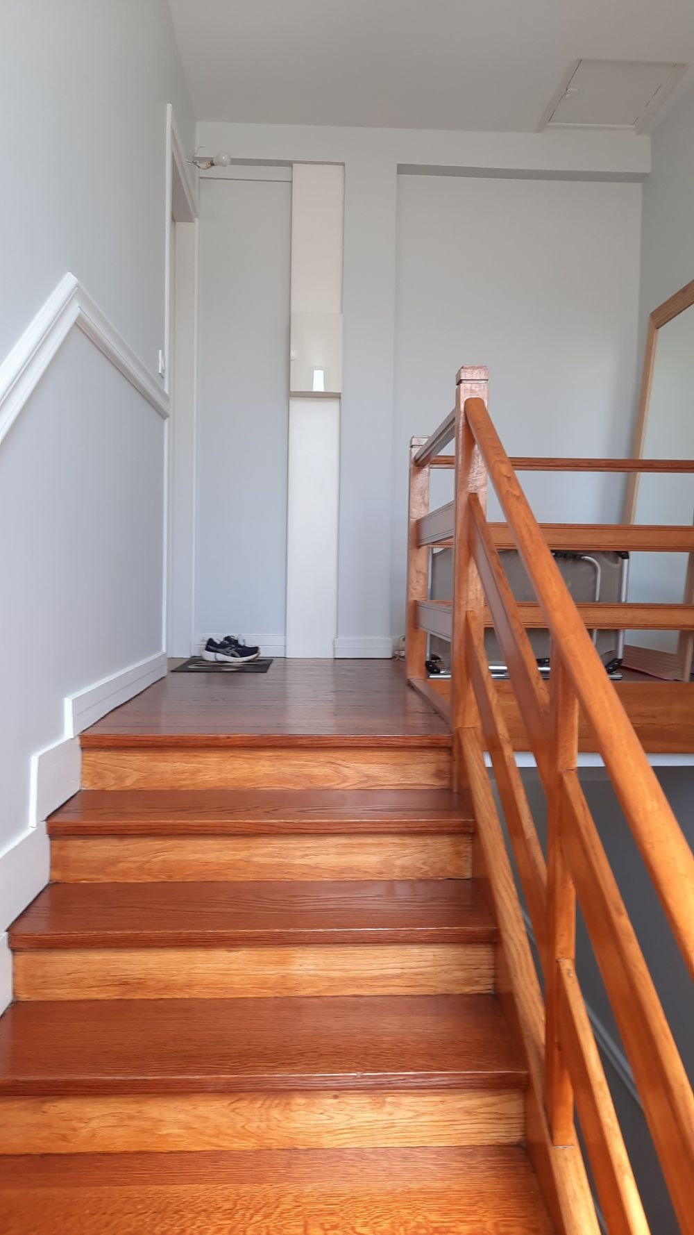 Rénovation, peinture et vitrification d'un escalier après