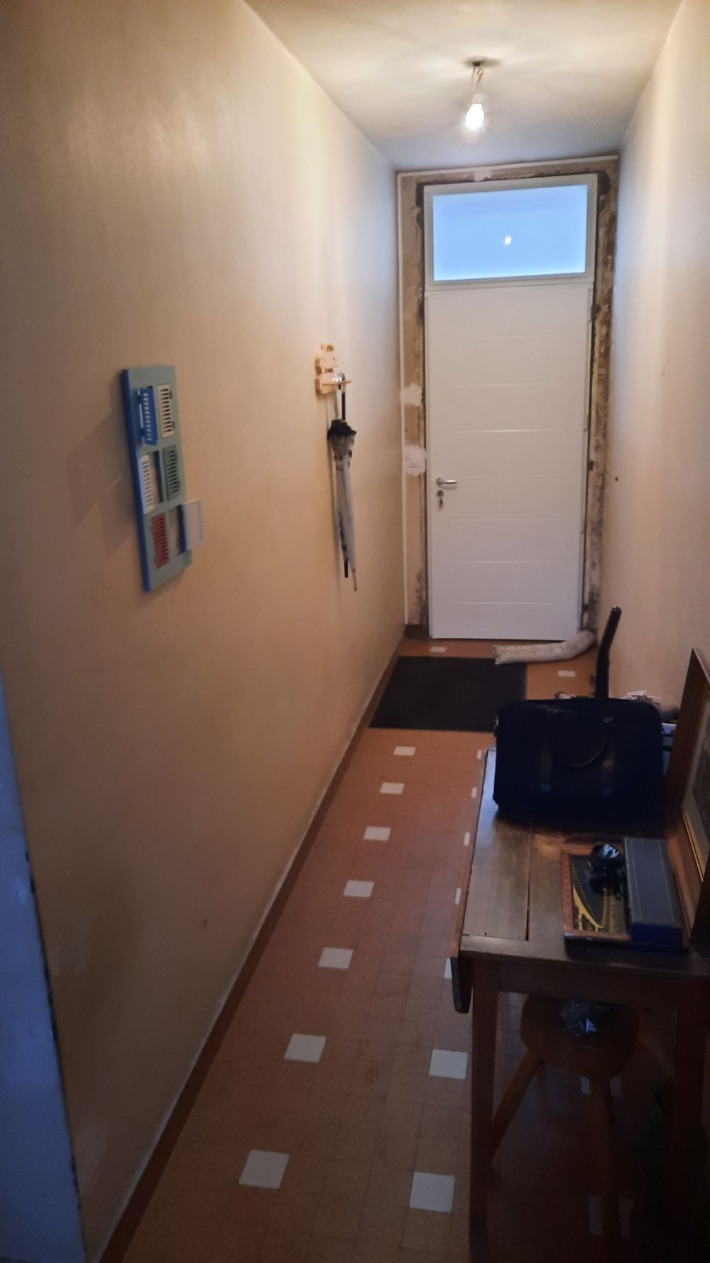 Faux plafond, spots, sols souples : avant