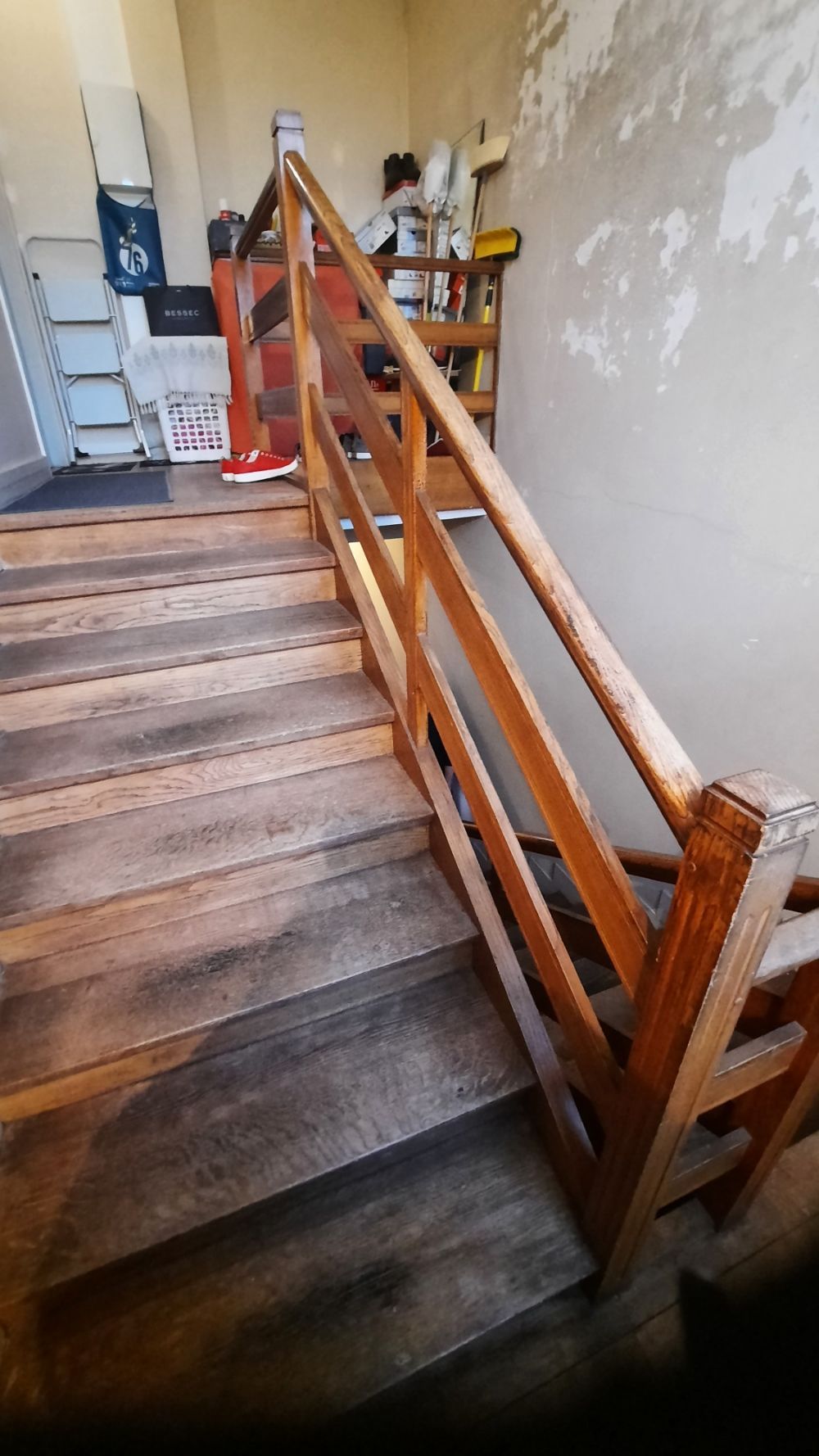 Rénovation, peinture et vitrification d'un escalier avant