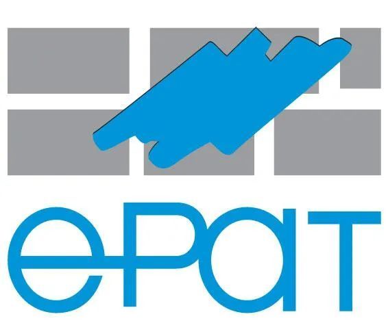 Logo pour EPAT : fond en briques grises, coup de pinceau bleu, texte bleu « EPAT ».