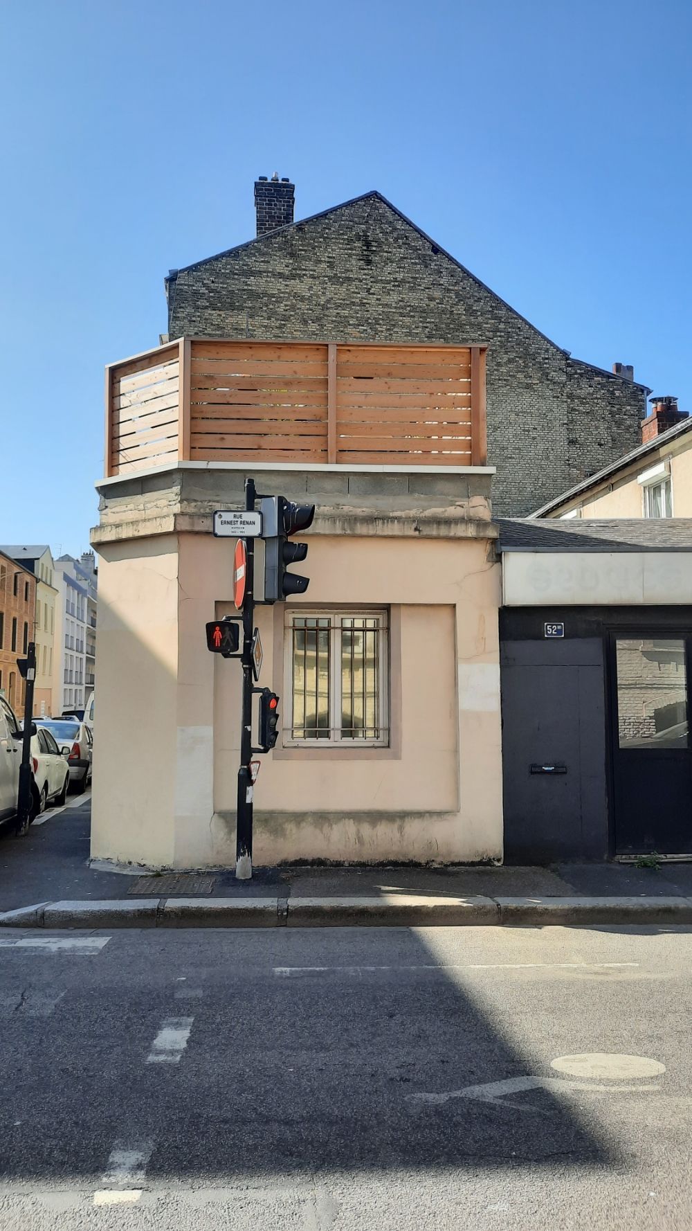 Avant travaux : façade d’angle au Havre avec enduit beige fissuré