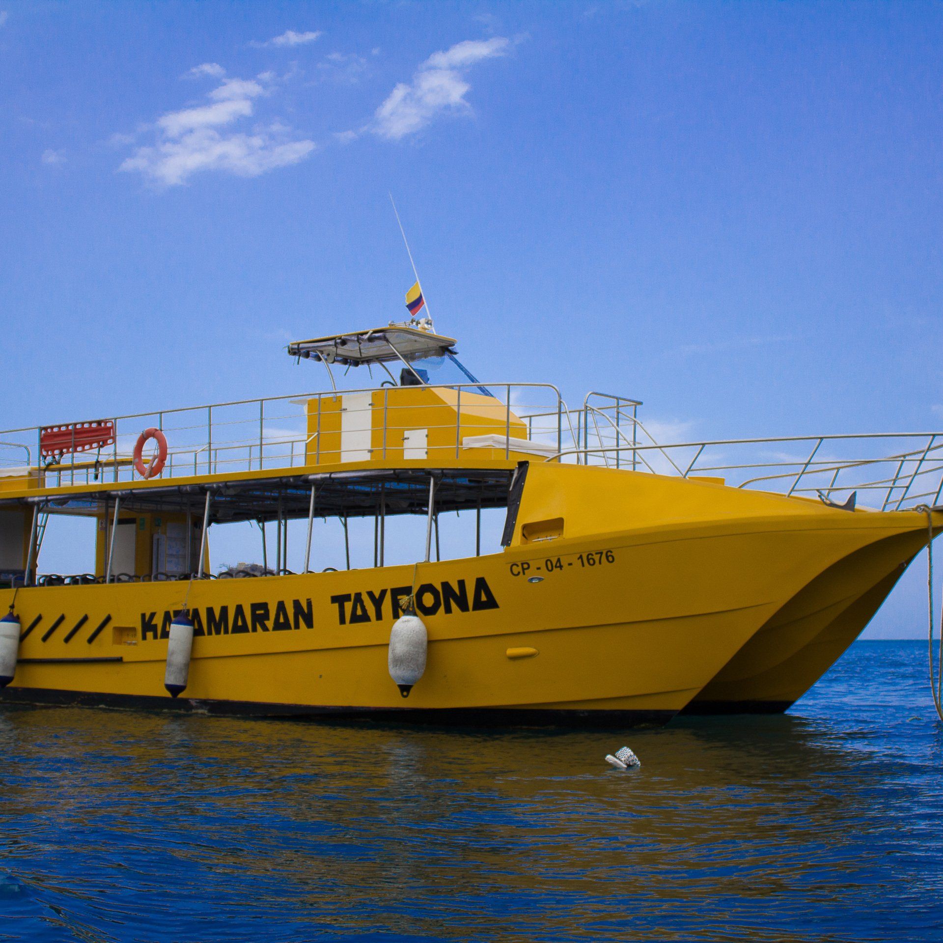 El barco catamarán amarillo 