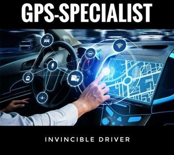 Un automobilista utilizza il cruscotto GPS all'interno di un'auto buia, con le scritte