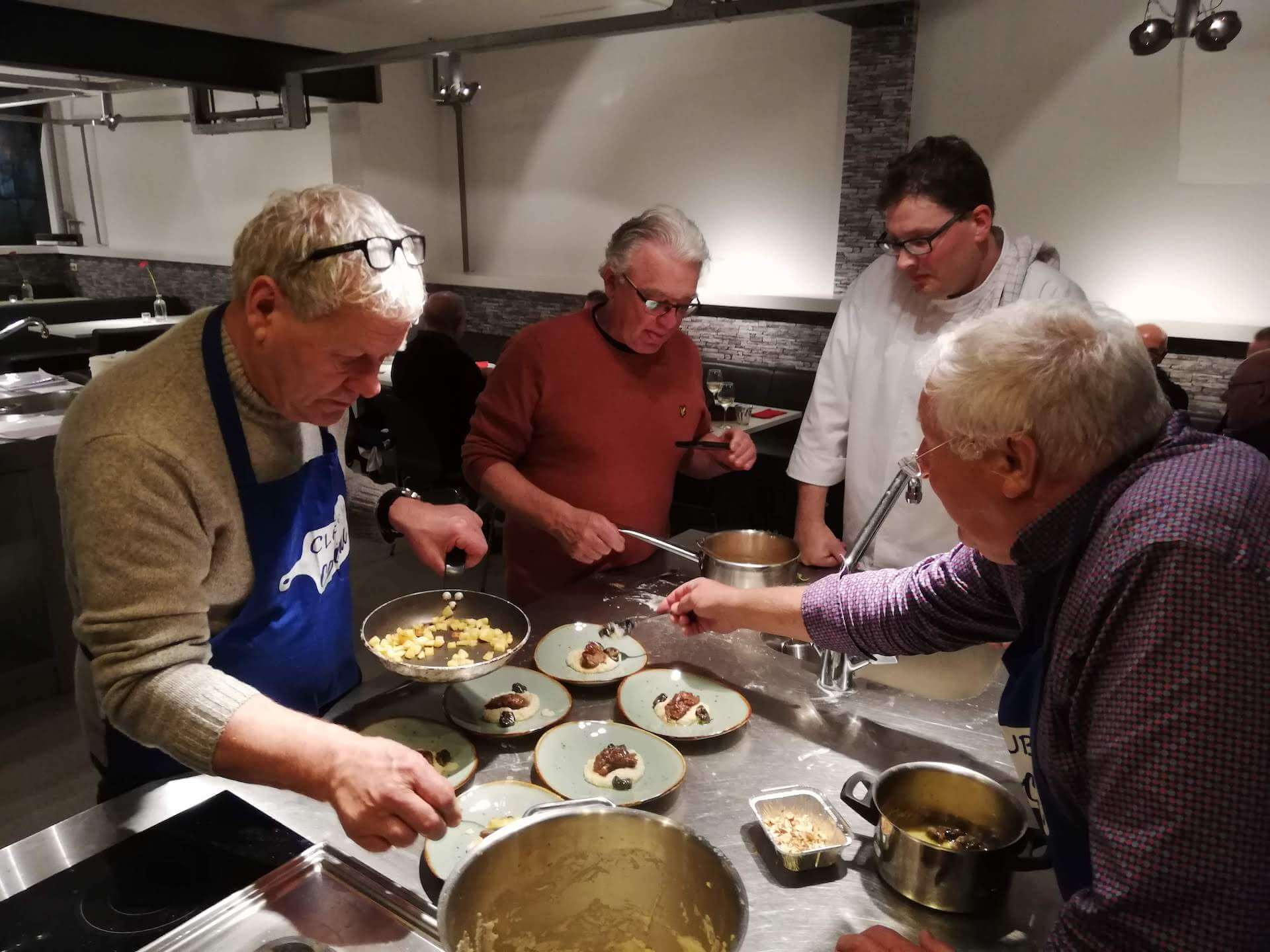 Groep mannen tijdens kookles