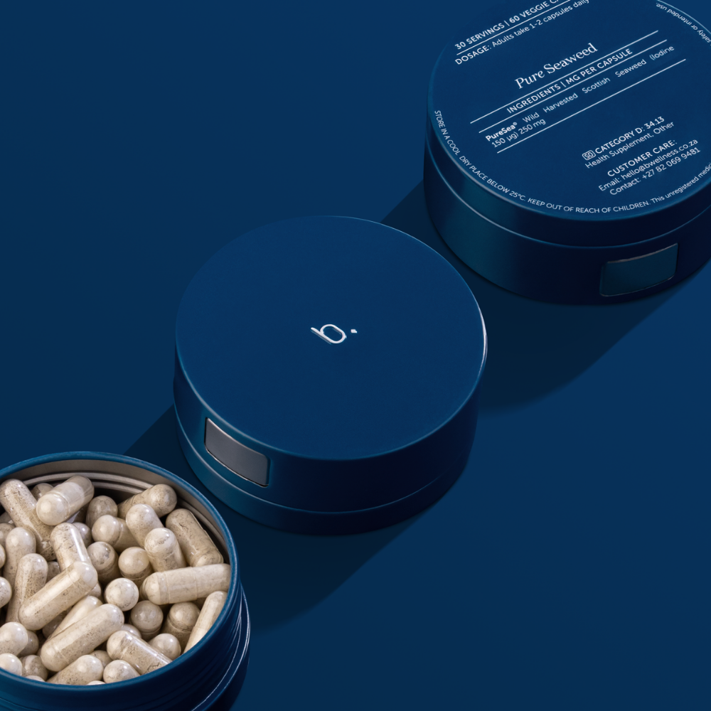 Dark blue circular containers on a blue background, one open revealing off-white capsules and another closed with a logo.