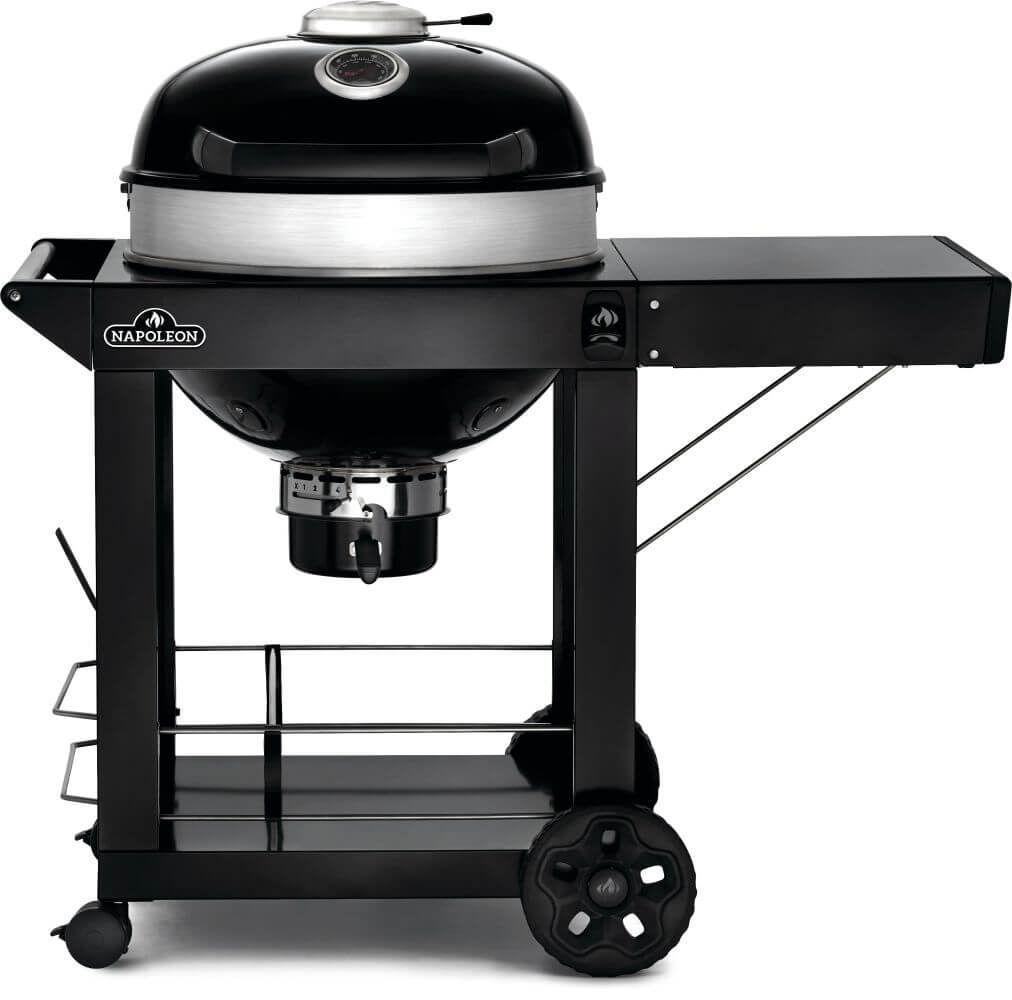 Barbecue a carbone Napoleon nero su carrello con tavolino laterale e ripiano portaoggetti.