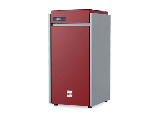 Caldaia a pellet rossa e grigia con display digitale.