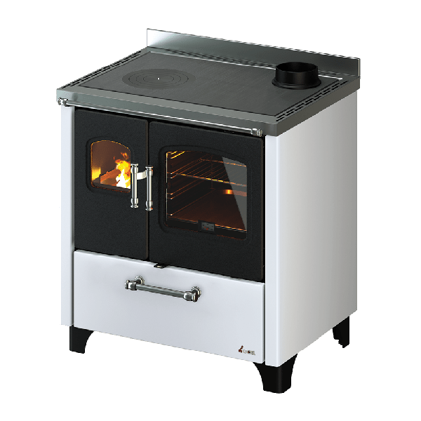 Stufa a legna bianca e nera con forno e piano cottura; fiamme visibili attraverso lo sportello del forno.