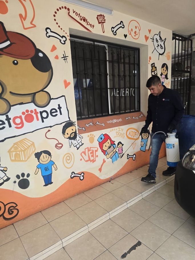 Técnico de fumigación realizando una inspección profesional