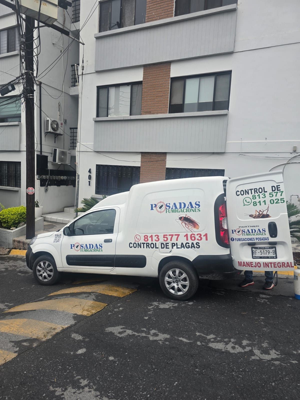 Equipo de Fumigaciones Posadas realizando una inspección profesional en Monterrey