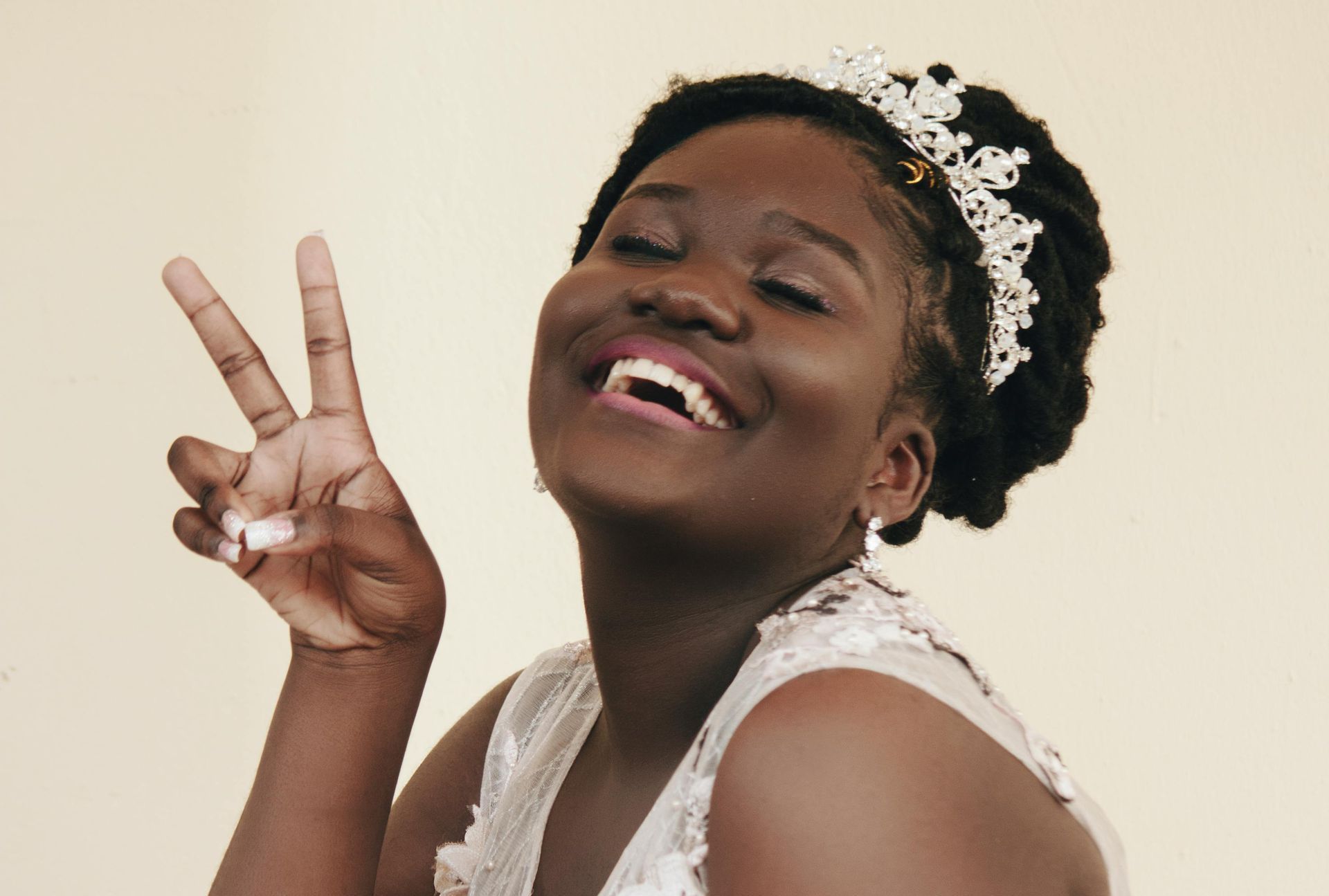 woman smiling with peace sign