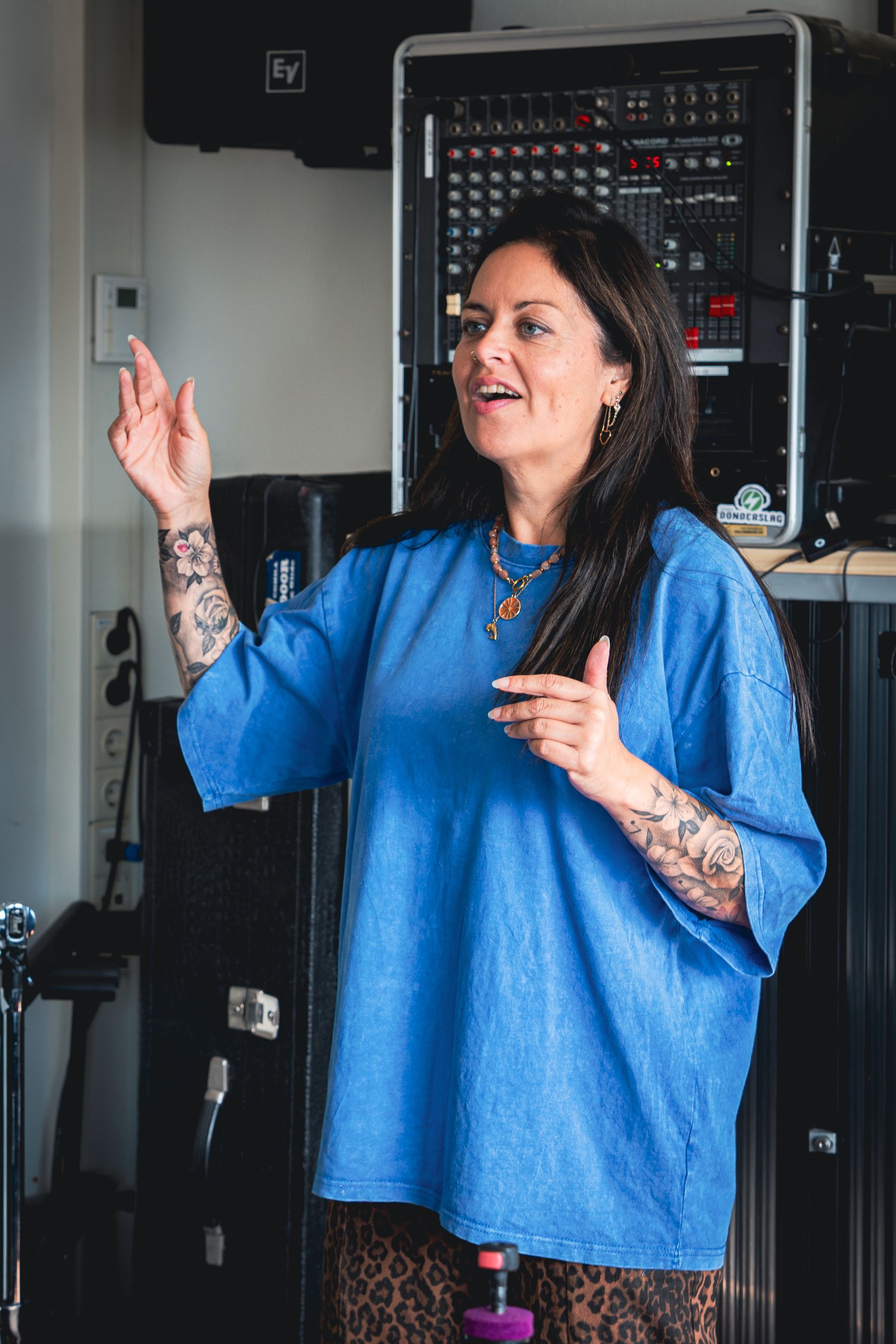 Suzanne van AmpliFire geeft aanwijzingen tijdens zangcoaching.