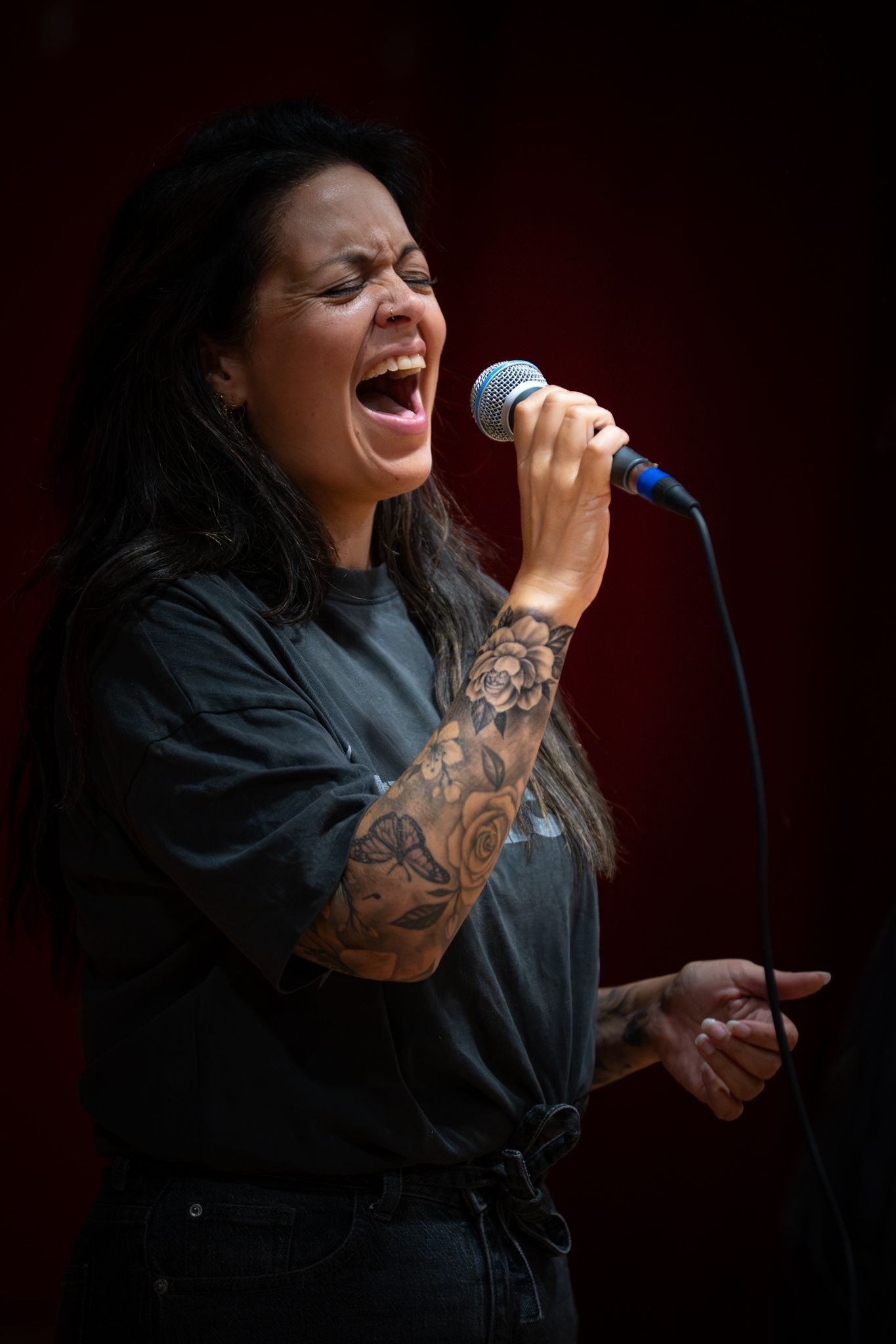 Suzanne van AmpliFire zingt tijdens een opname met haar band.