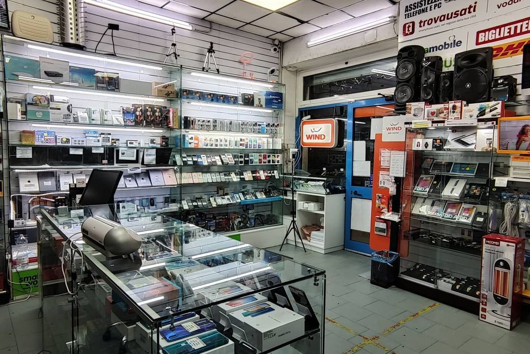 interno di Euromondo Group - negozio di telefonia a Milano