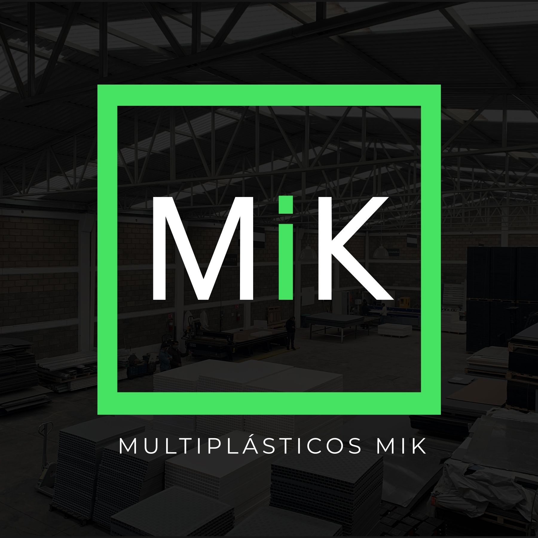 Logo MiK en blanco y verde dentro de un marco verde sobre fondo oscuro, con texto “Multiplásticos MiK”
